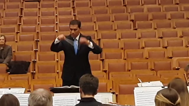 Silveyra dirigiendo la Heroica con la Moscow Symphony Orchestra